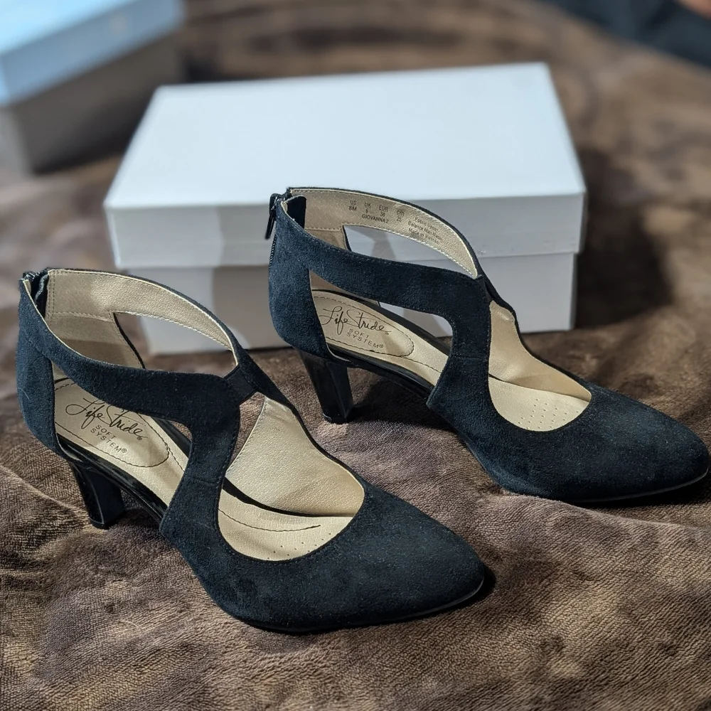 Life Stride Black Pointed Toe Cutout Heels